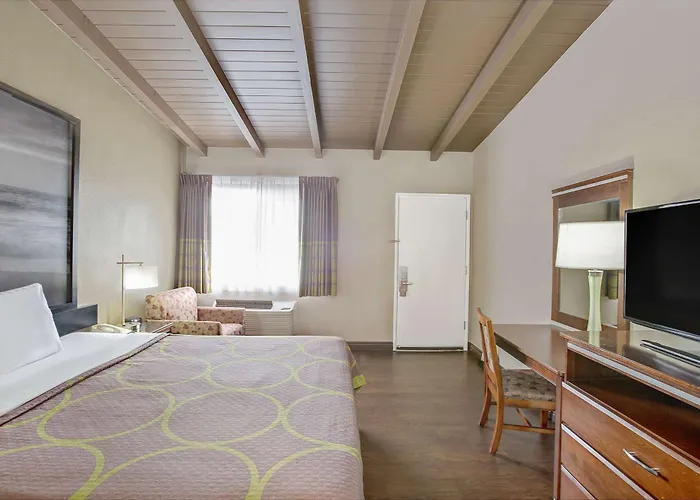 Super 8 By Wyndham Los Angeles-Culver City Area