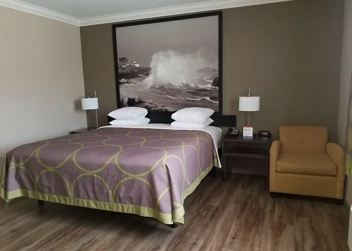 Super 8 By Wyndham Los Angeles-Culver City Area